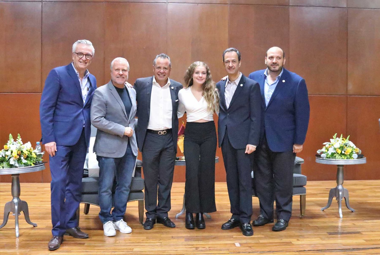 lideres empresariales egresados de la uag participan en panel flyng high