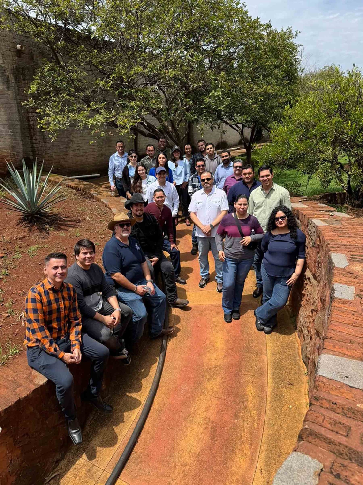 los estudiantes visitaron las diferentes areas de la empresa tequilera