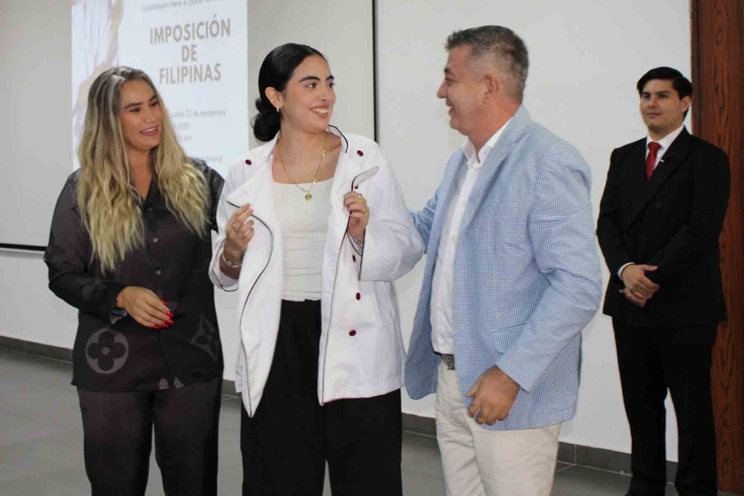 a los estudiantes se les impuso su filipina como simbolo de su compromiso con su profesion