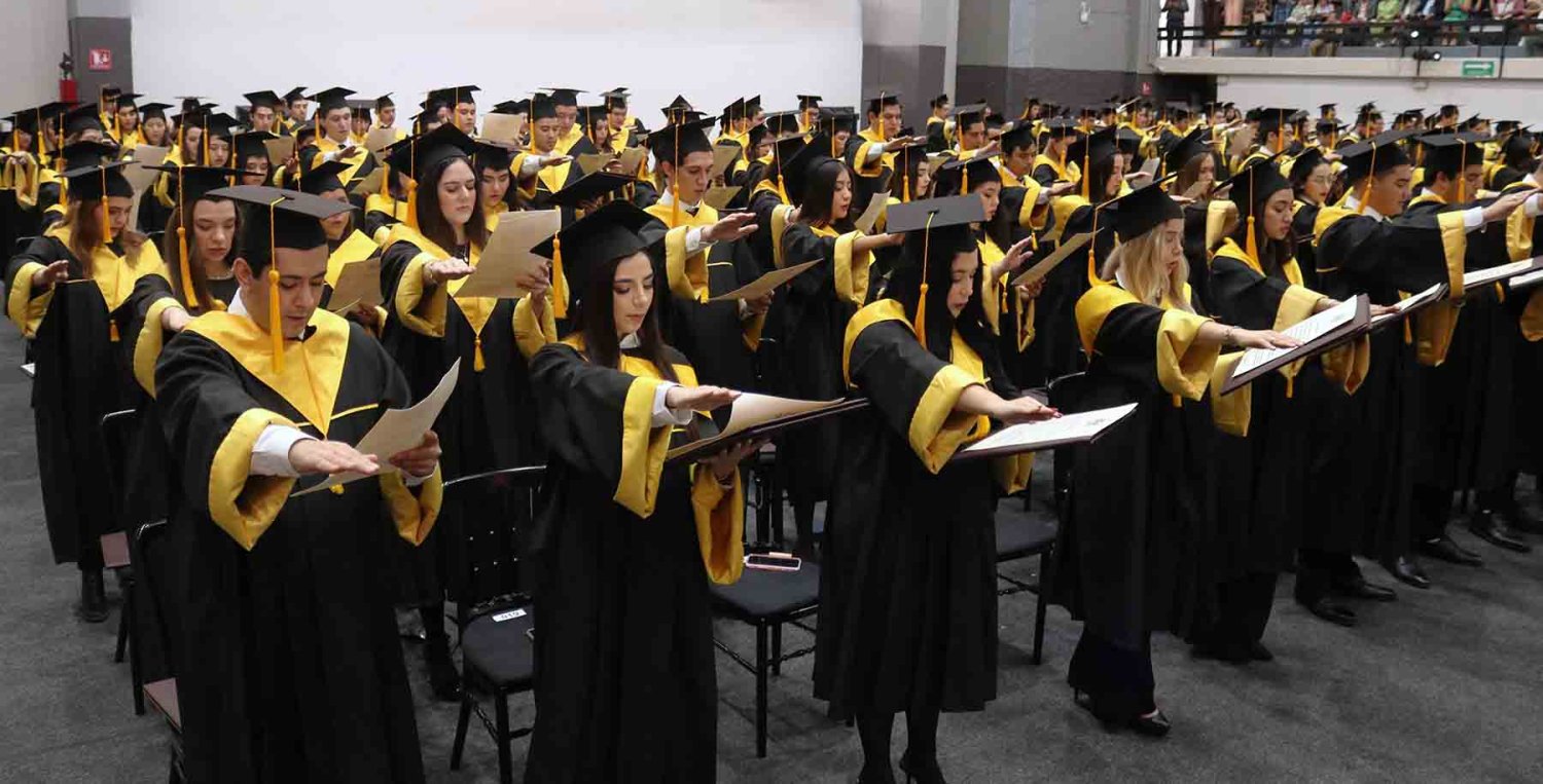 medicos y cirujanos dentistas culminan sus estudios en la uag