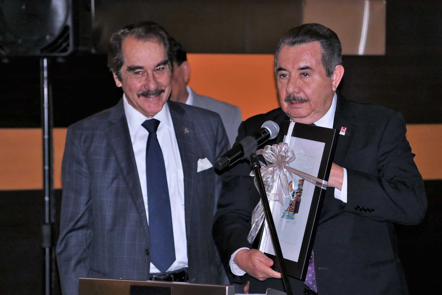 hacu entrega reconocimiento a Rector de la UAG