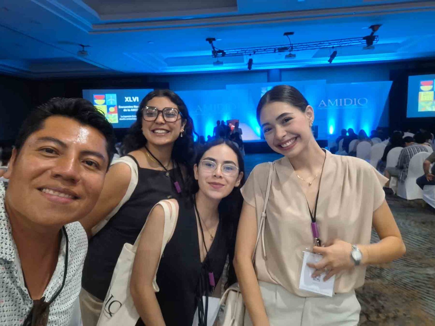 Estudiantes y profesor durante el Encuentro de Química