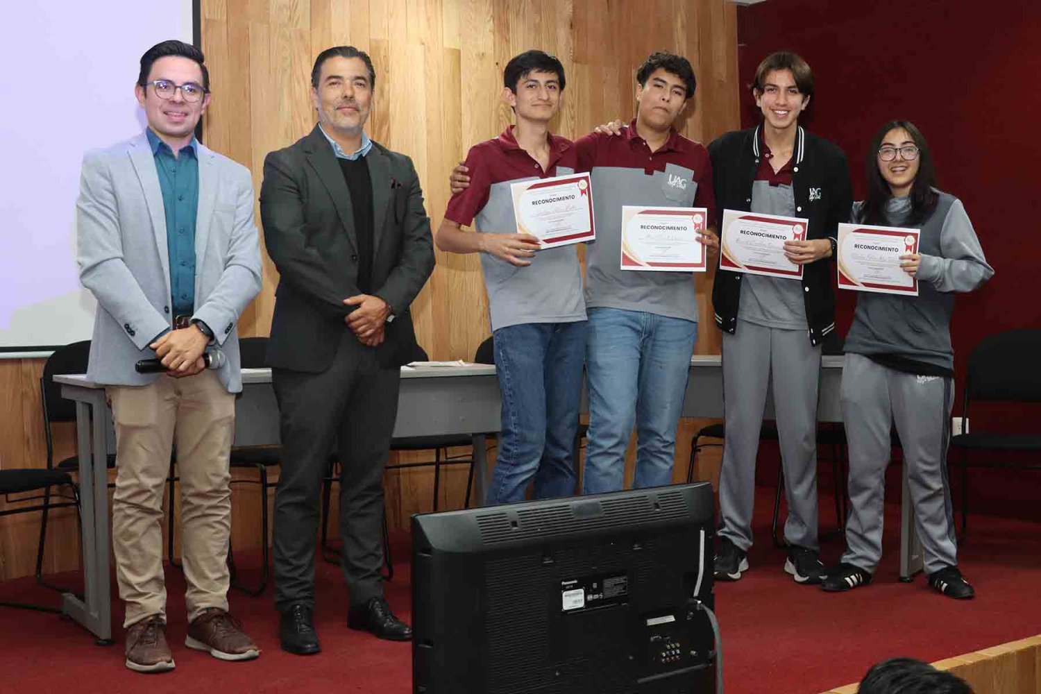 equipo ganador de uag high school con su reconocimiento de primer lugar