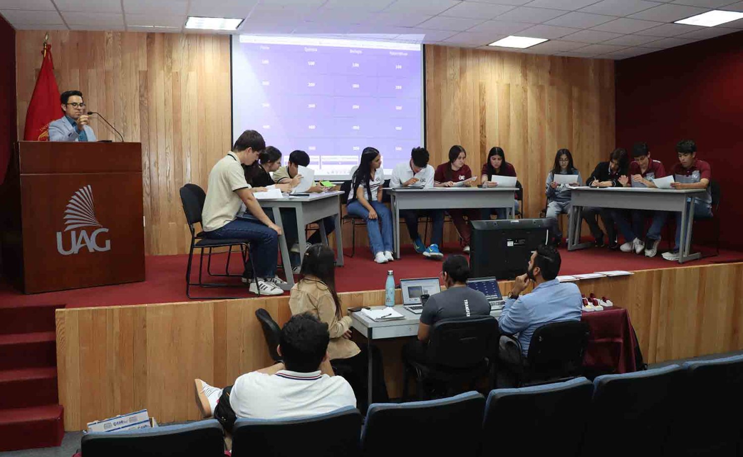 estudiantes finalistas durante la fase tipo jeopardy de la olimpiada