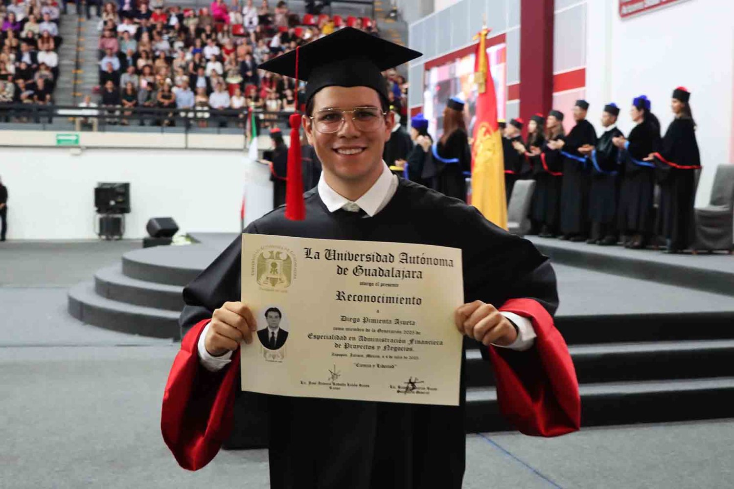 Graduados celebran con orgullo la culminación de sus estudios de posgrado en la UAG