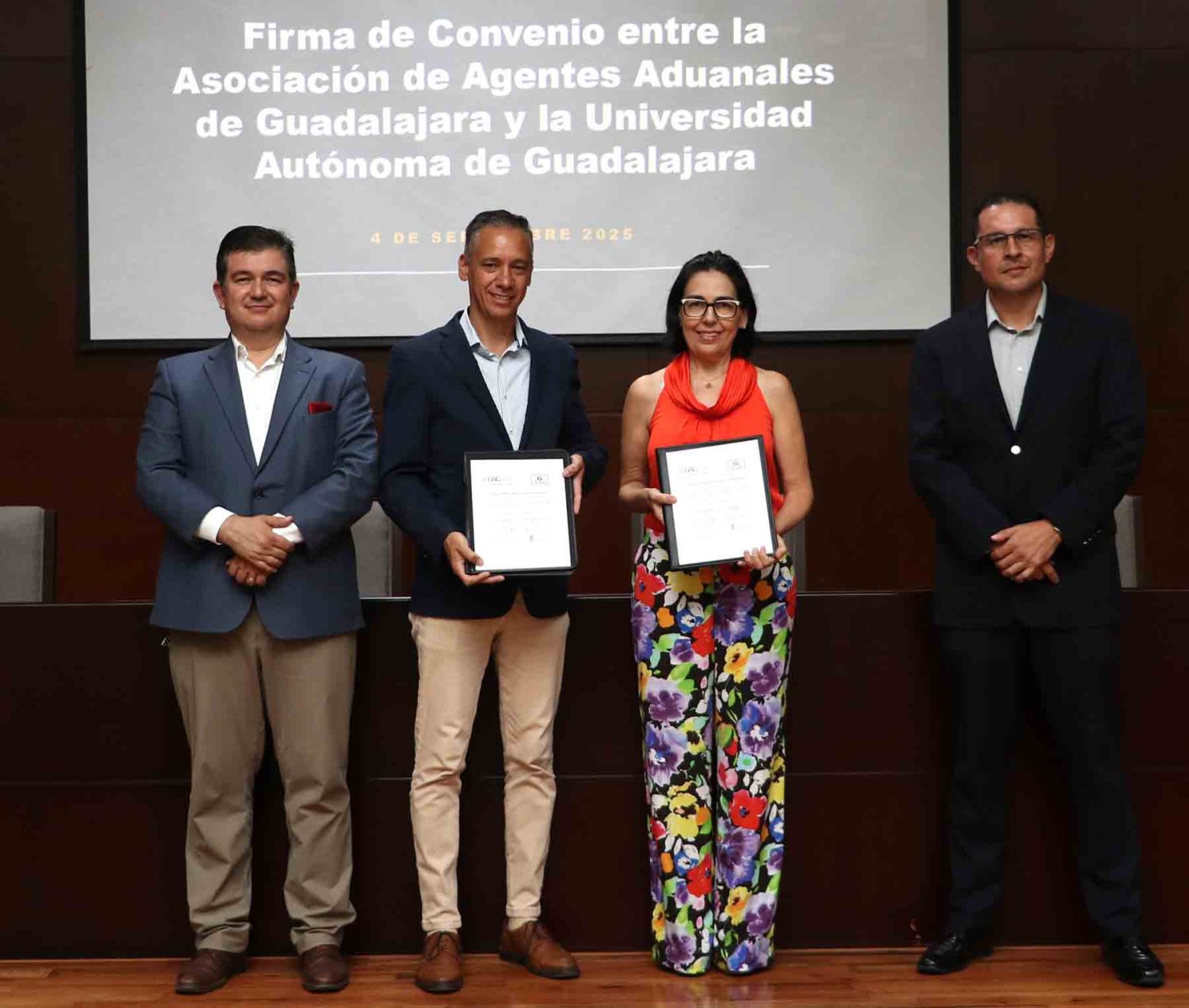 Autoridades de la UAG y la AAAG en la firma de convenio