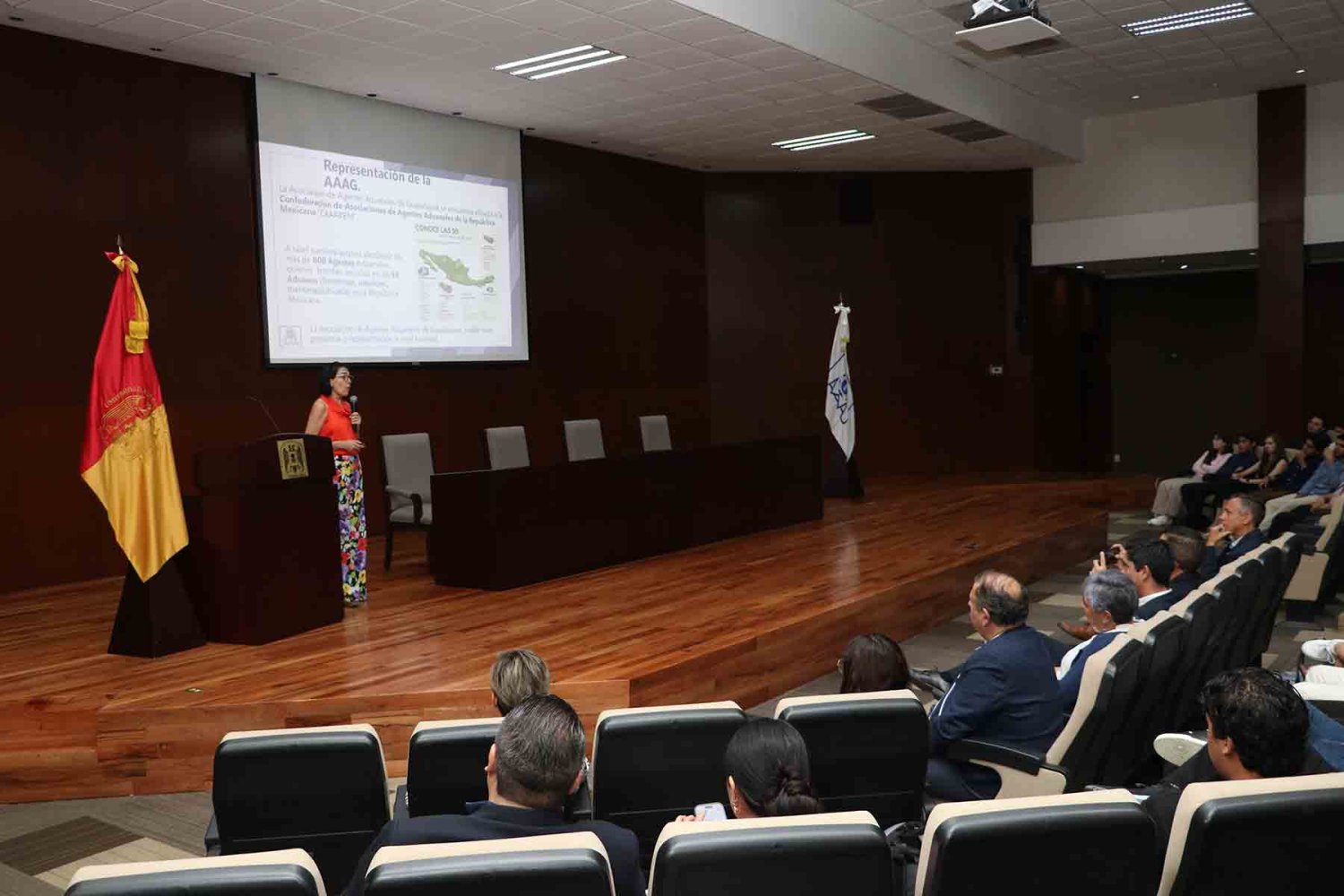 La ceremonia se realizó en el Auditorio Dr. Luis Garibay Gutiérrez de la UAG