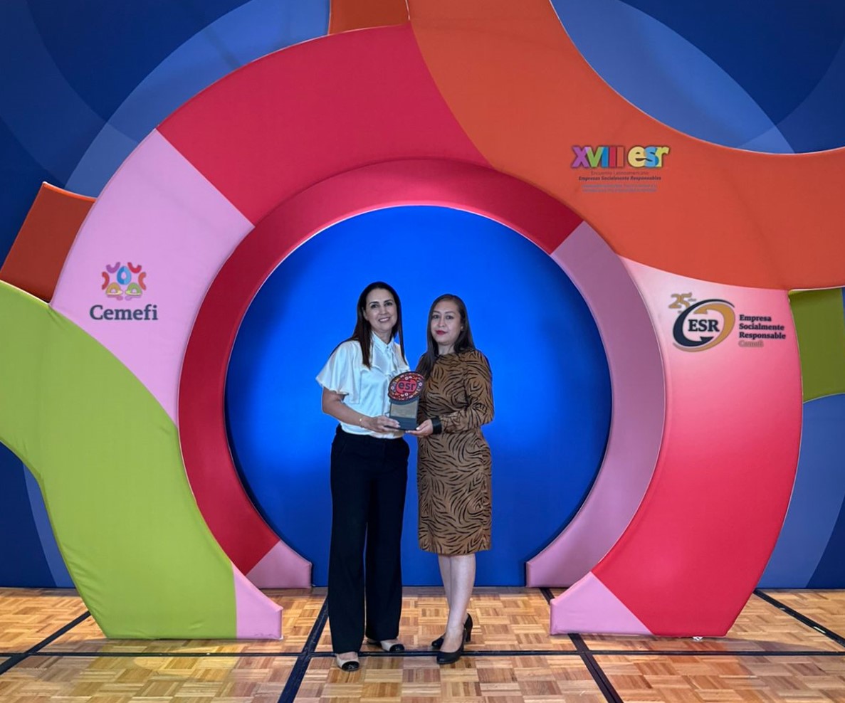 La Mtra. Tania Casillas y la Mtra. Isabel Rodríguez recibieron el distintivo