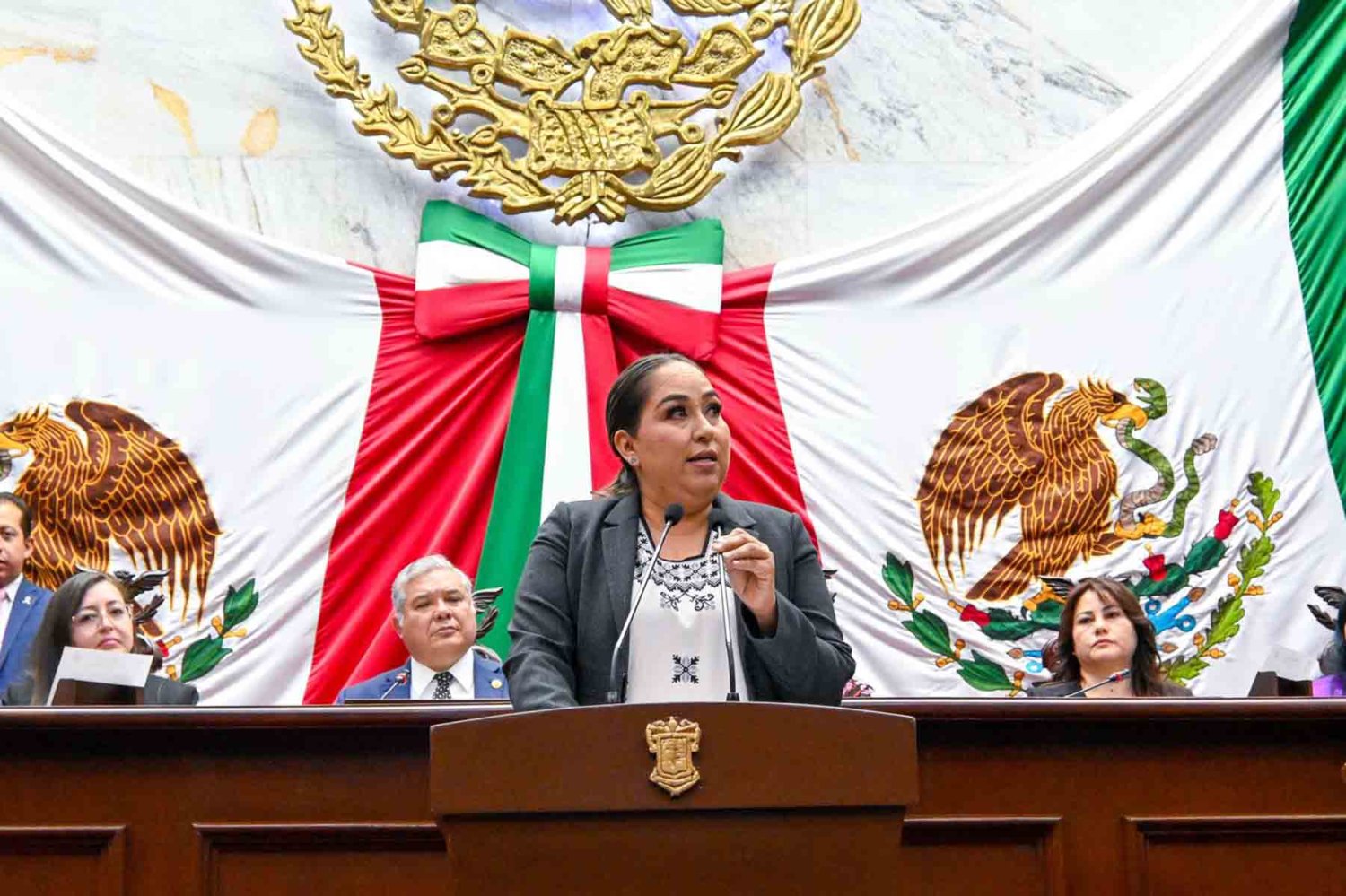 egresada de la uag recibe condecoracion a la mujer michoacana