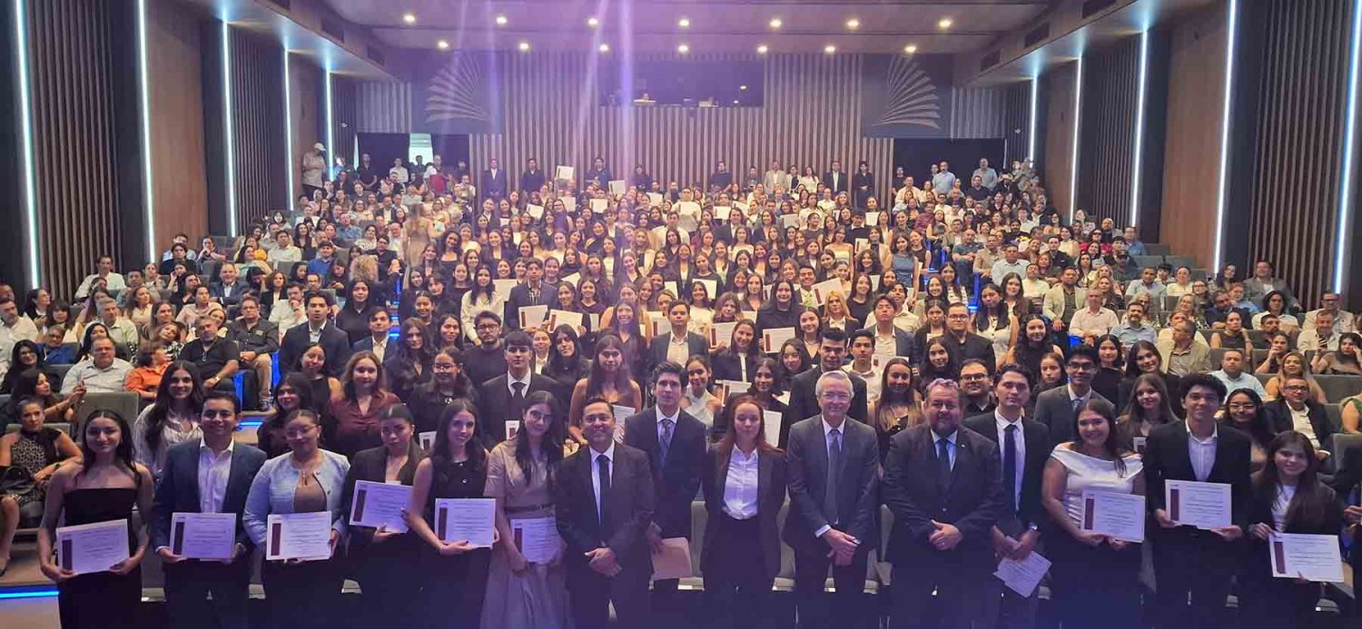 alumnos recibieron un reconocimiento por su destacado desempeño académico