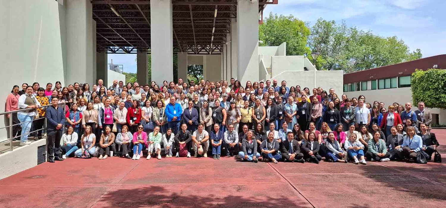 académicos participan en congreso