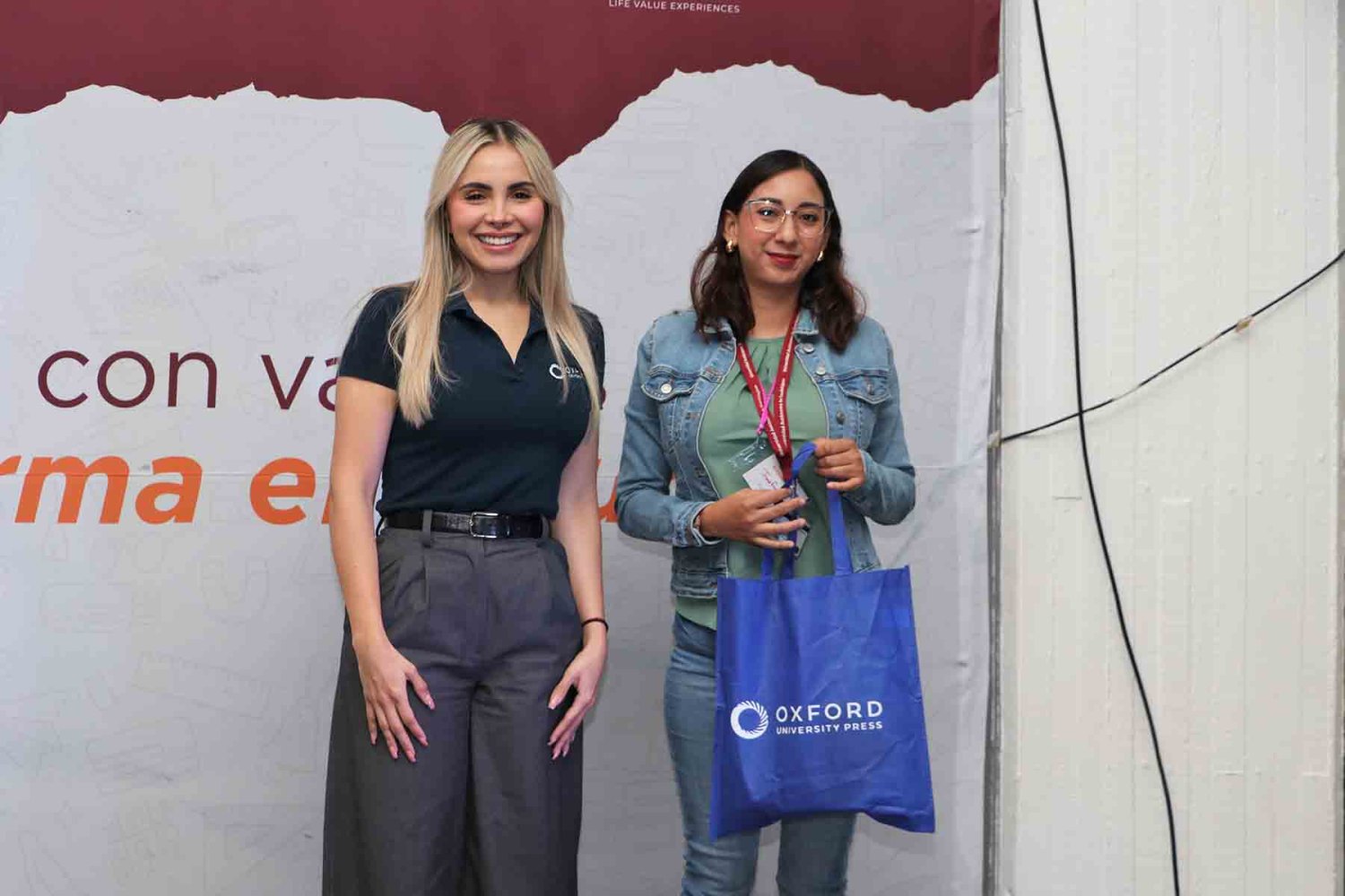 integrantes de mind uag en un recorrido por los espacios creativos de oracle