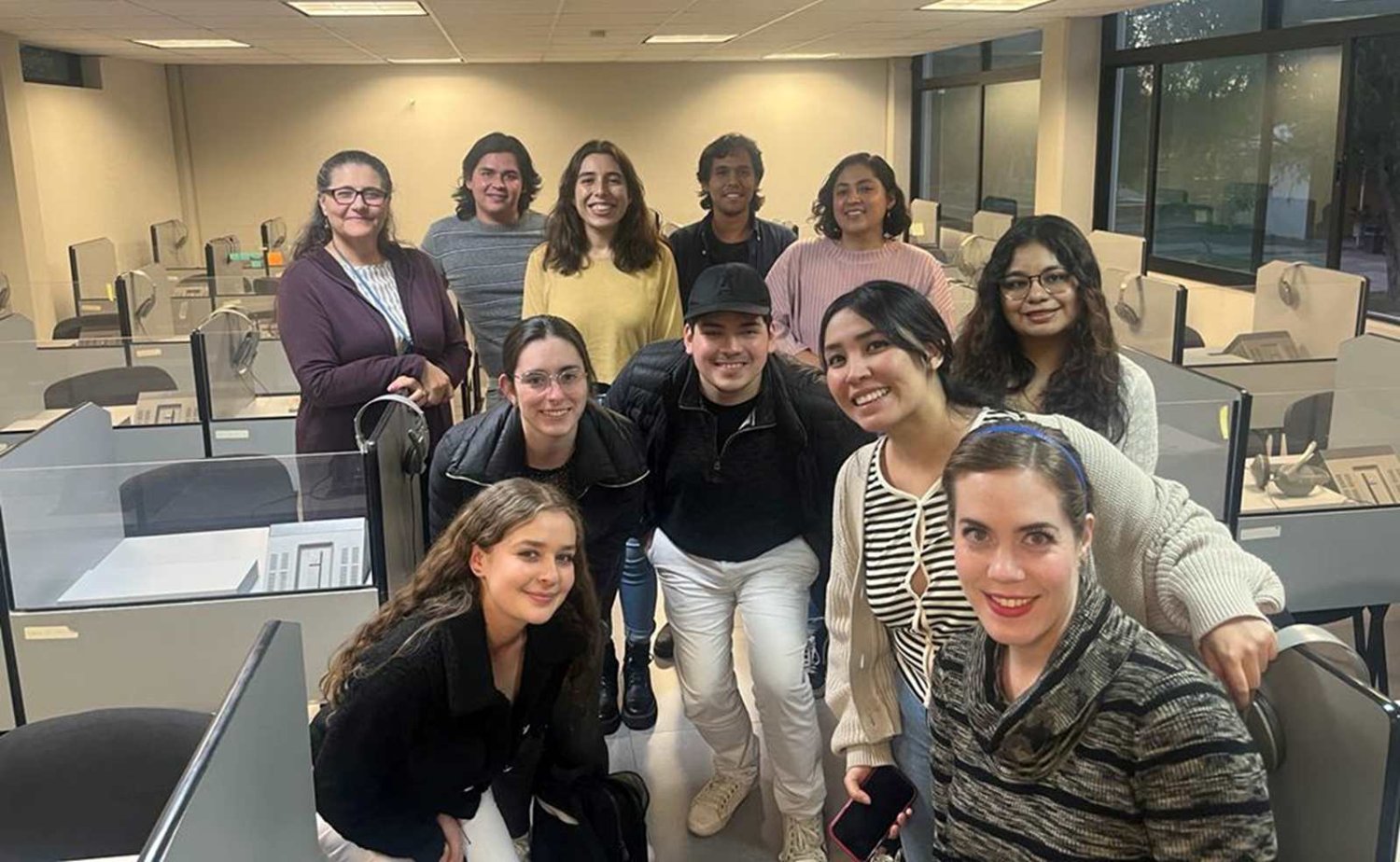 estudiantes de maestria en traduccion e interpretacion realizan practica en laboratorio