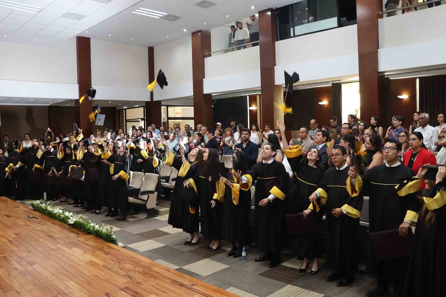 familiares y profesores acompanaron a los graduados en uno de los momentos mas importantes de su formacion