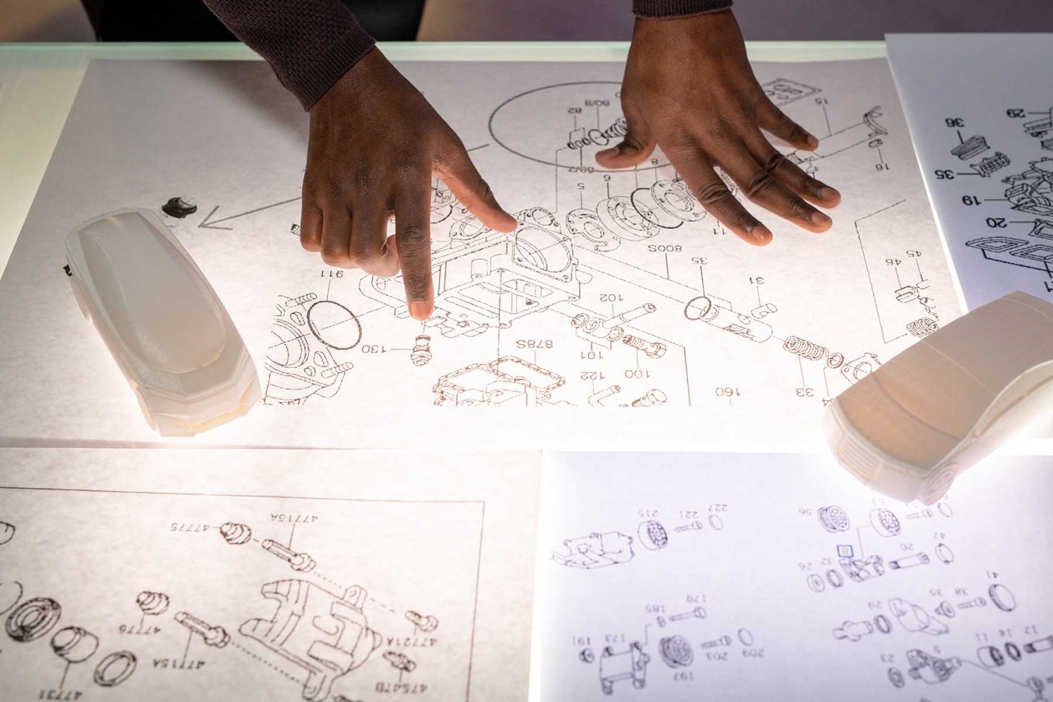 ingenieros revisando equipo en fabrica