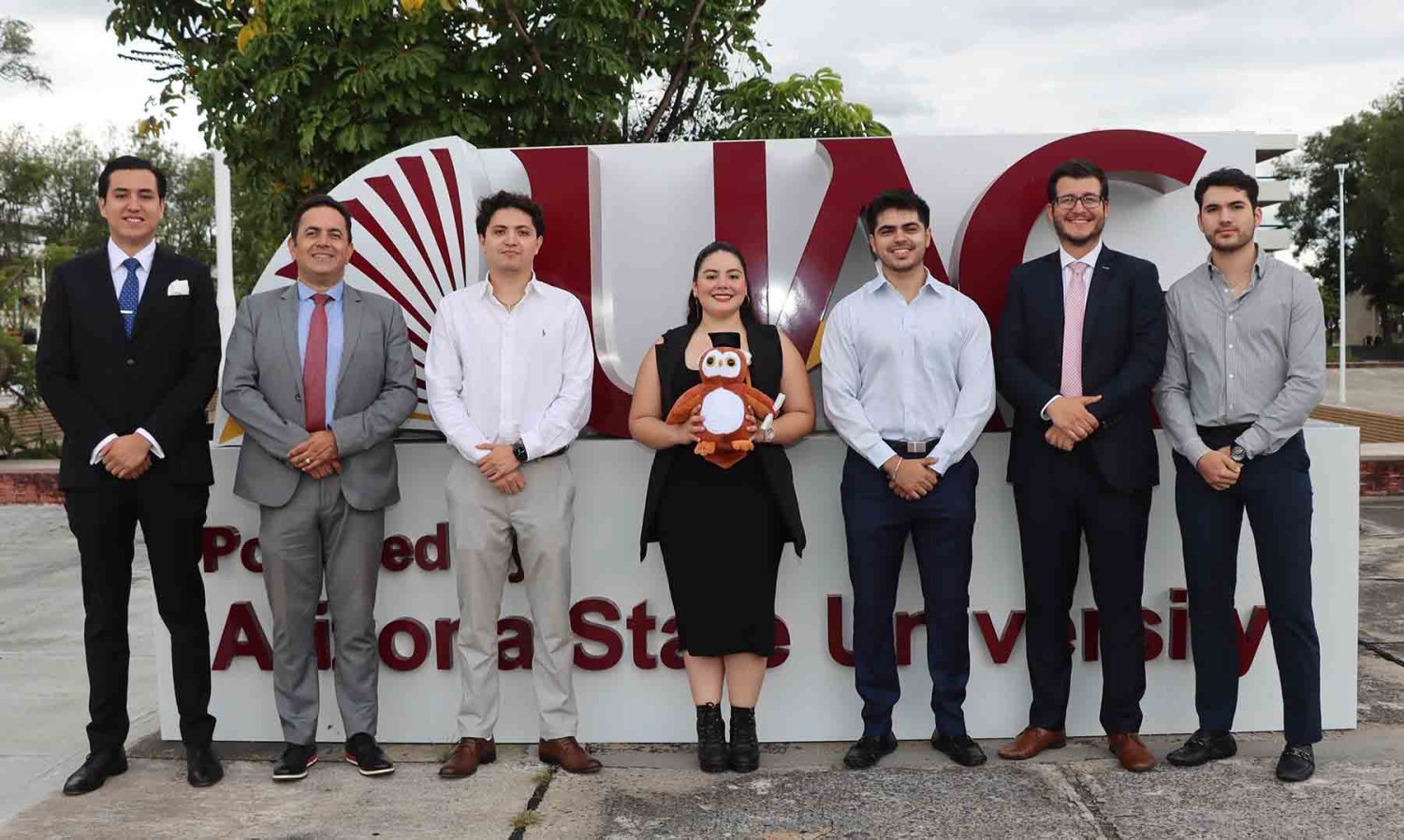 alumnos y profesores de la carrera de contaduria que participaron en el maraton fiscal