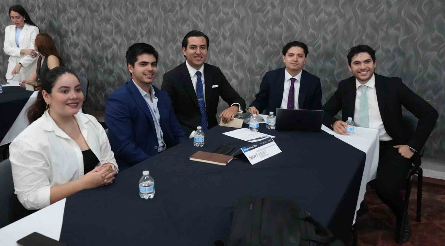 estudiantes durante el maraton realizado en el colegio de contadores publicos de guadalajara jalisco