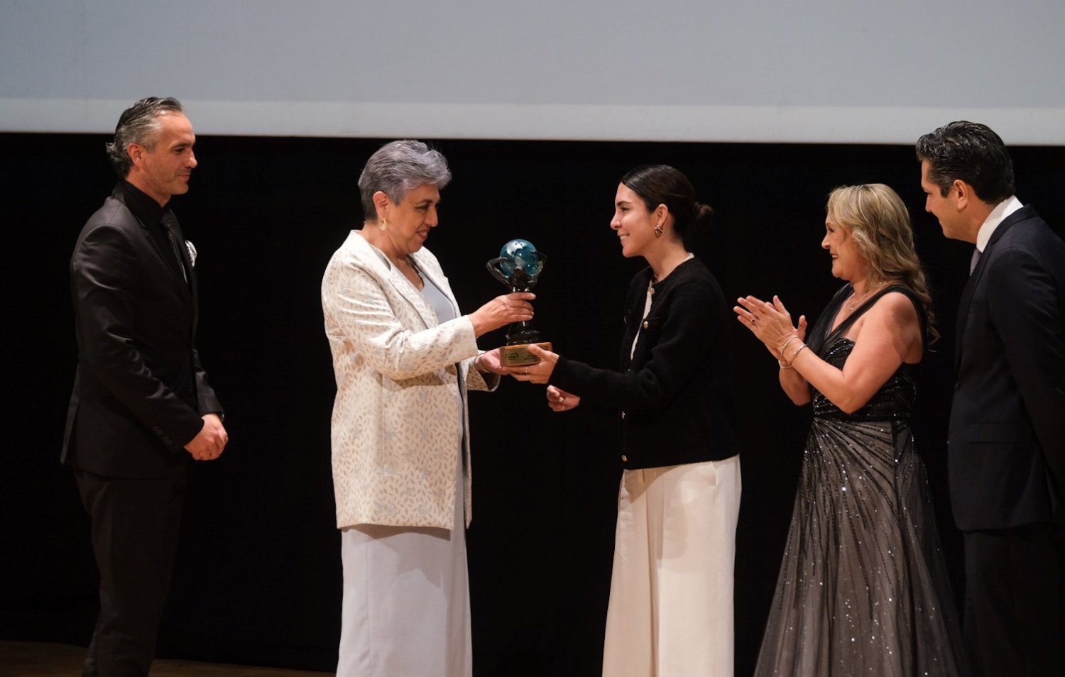 el mtro juan carlos leano del castillo y la lic atala sosa recibieron el reconocimiento