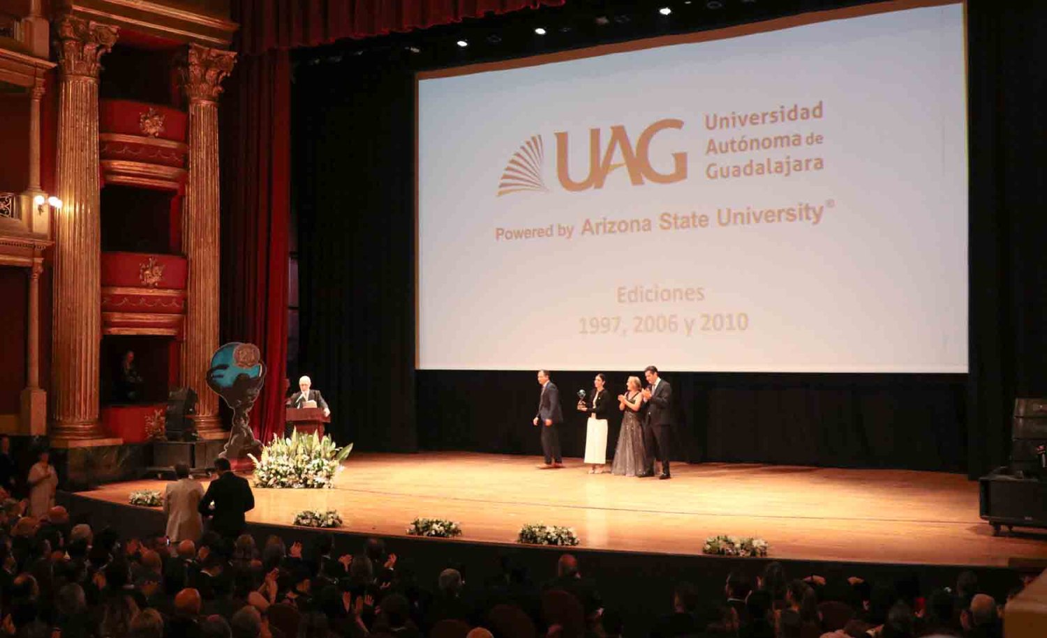 la ceremonia se realizo en el teatro degollado