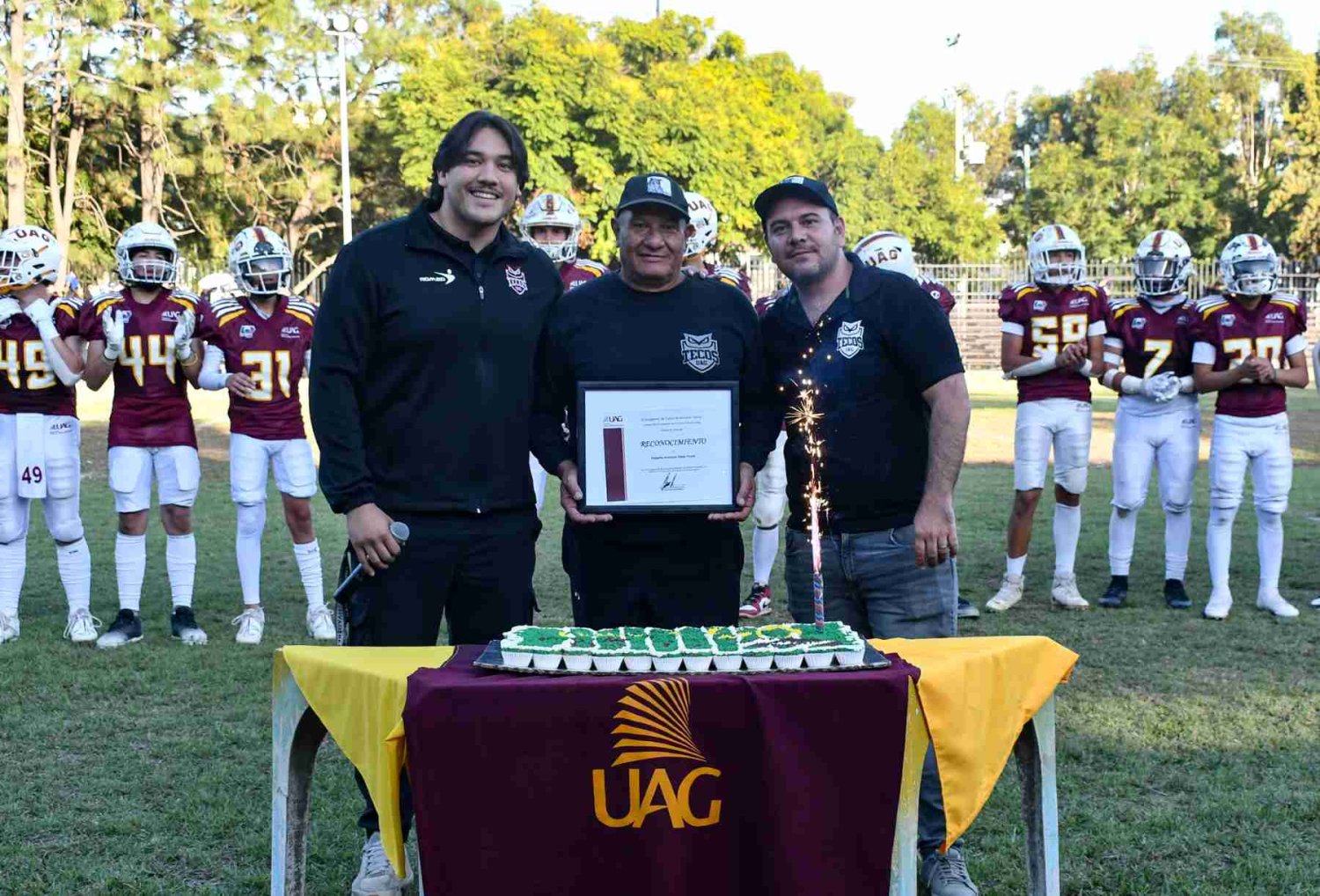 roberto salas celebro cinco decadas de entrega al futbol americano