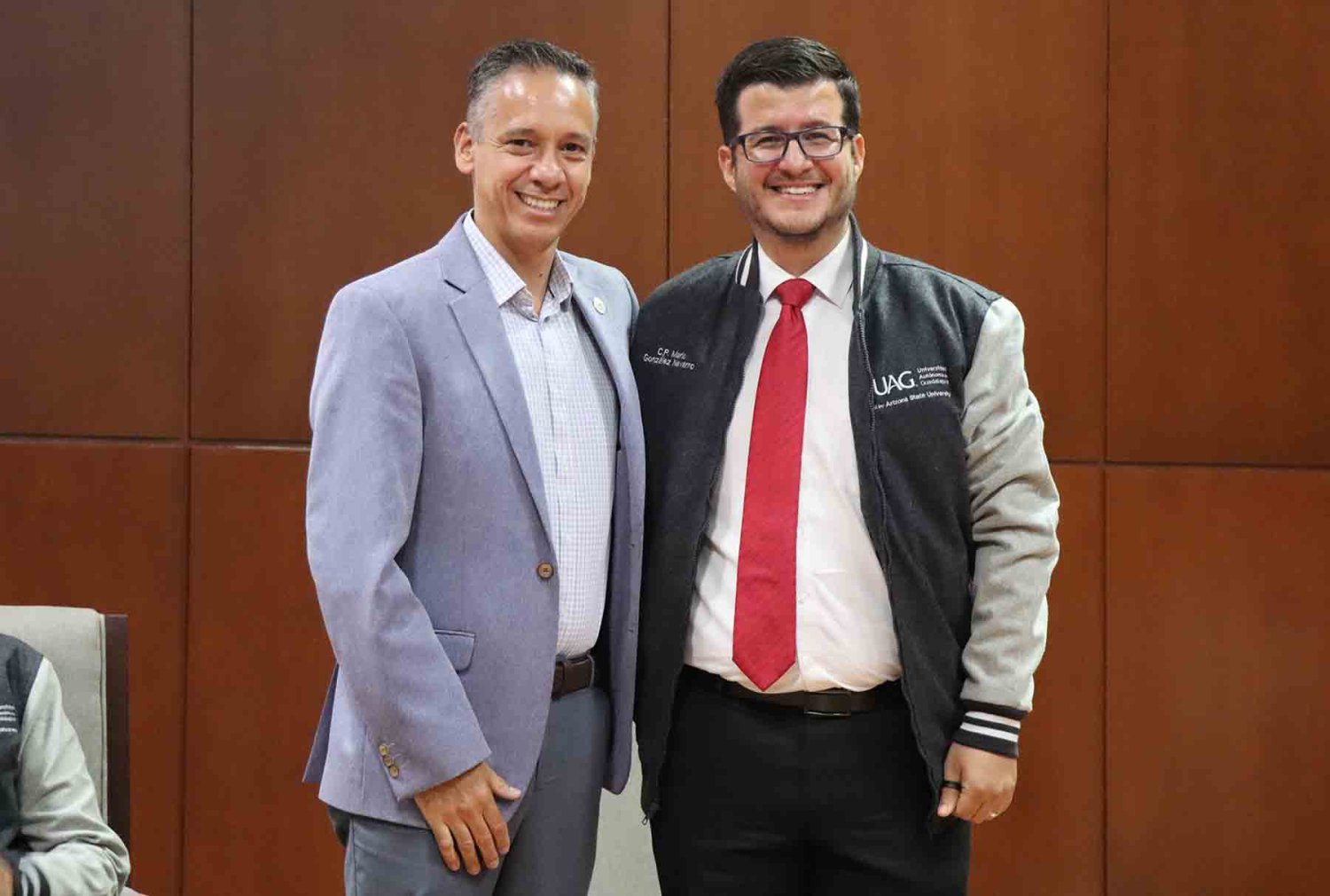 lic carlos gonzález barragán director de vinculación y relaciones institucionales de la uag y lcp mario gonzález navarro presidente del capítulo uag alumni contaduría
