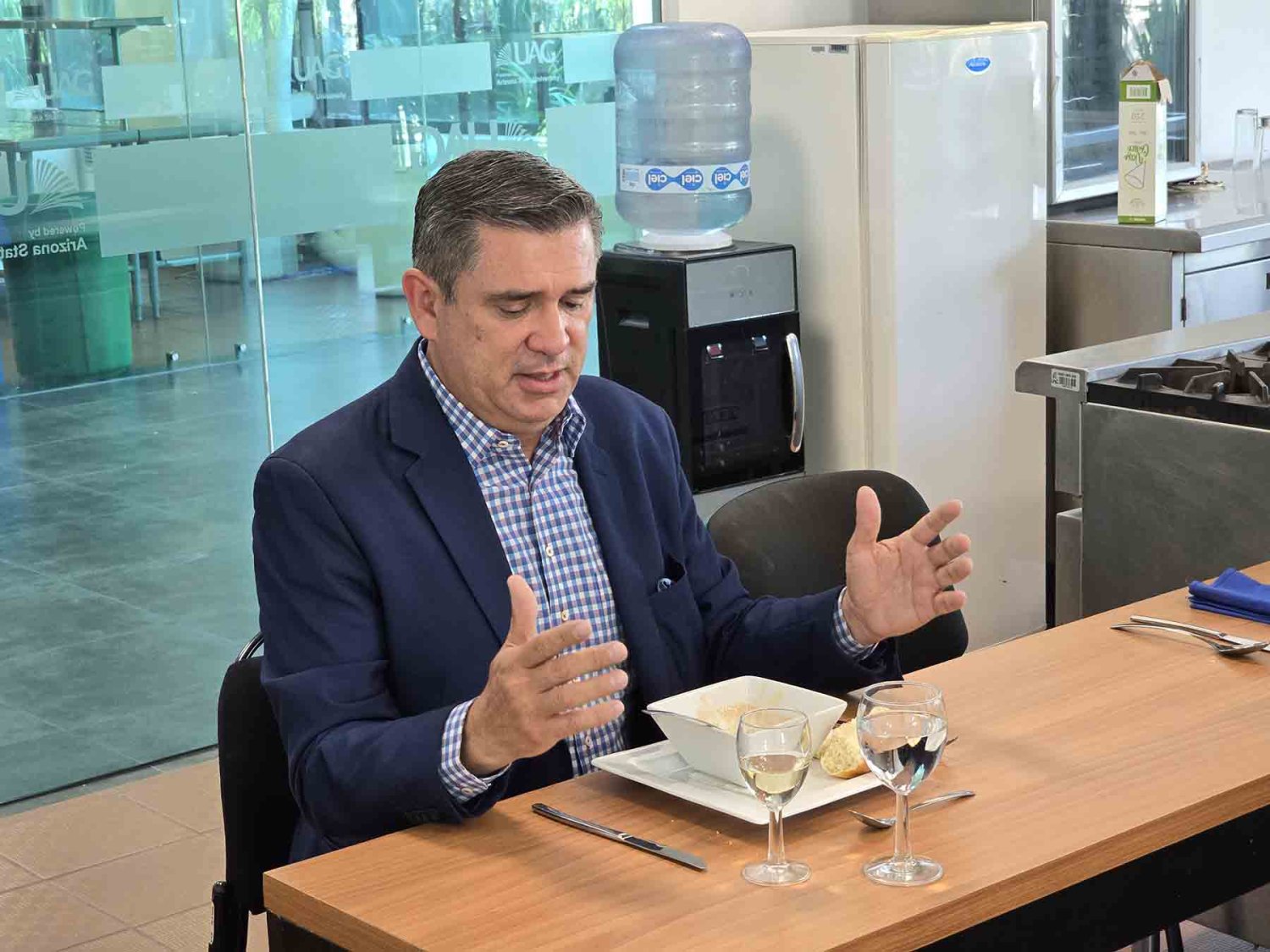 carlos soto mayor enseña etiqueta