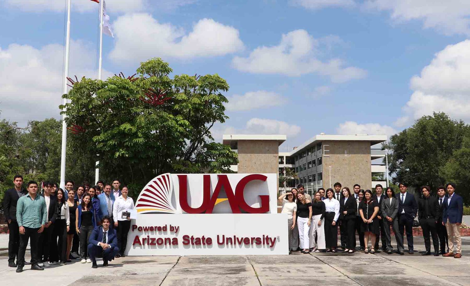 alumnos de contador publico con la ponente y academicos de la carrera