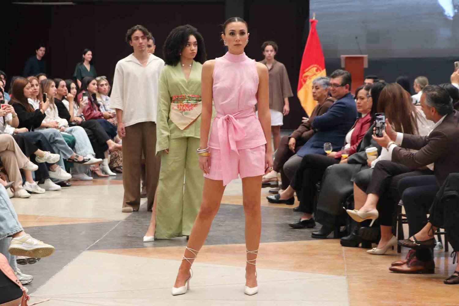 en la semana de la moda se realizaron diferentes actividades como pasarelas