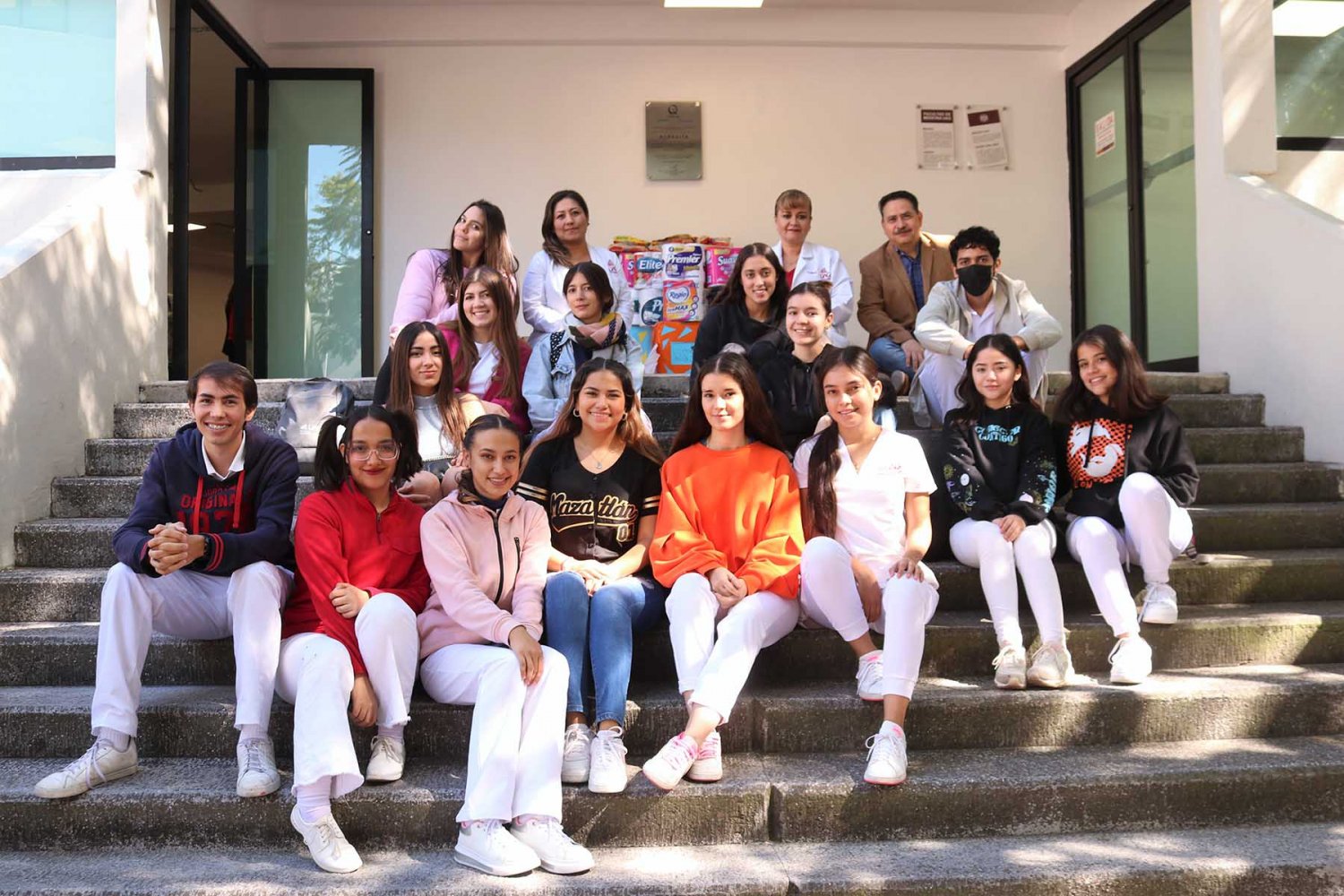 estudiantes de medicina de la uag apoyan a niños y personas de la tercera edad