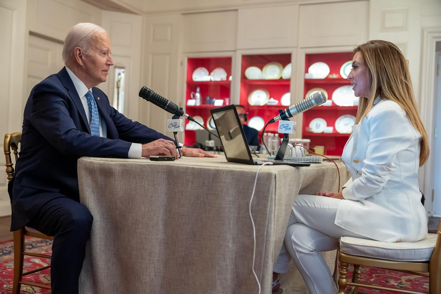 stephanie himonidis durante una entrevista con el entonces presidente de estaduso unidos joe biden