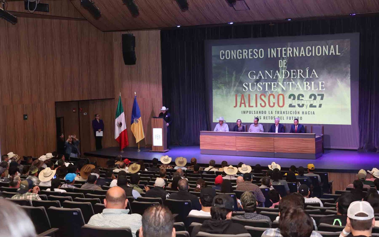 autoridades academicas y del sector agropecuario durante el primer congreso internacional de ganaderia sustentable de jalisco