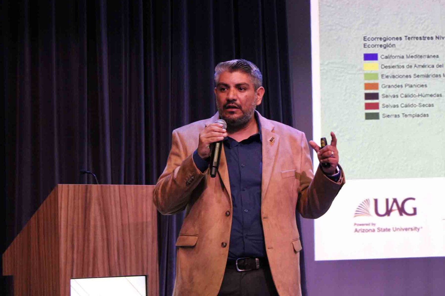 mvz manuel alejandro melendez director de la carrera de ing empresarial agropecuario durante su ponencia