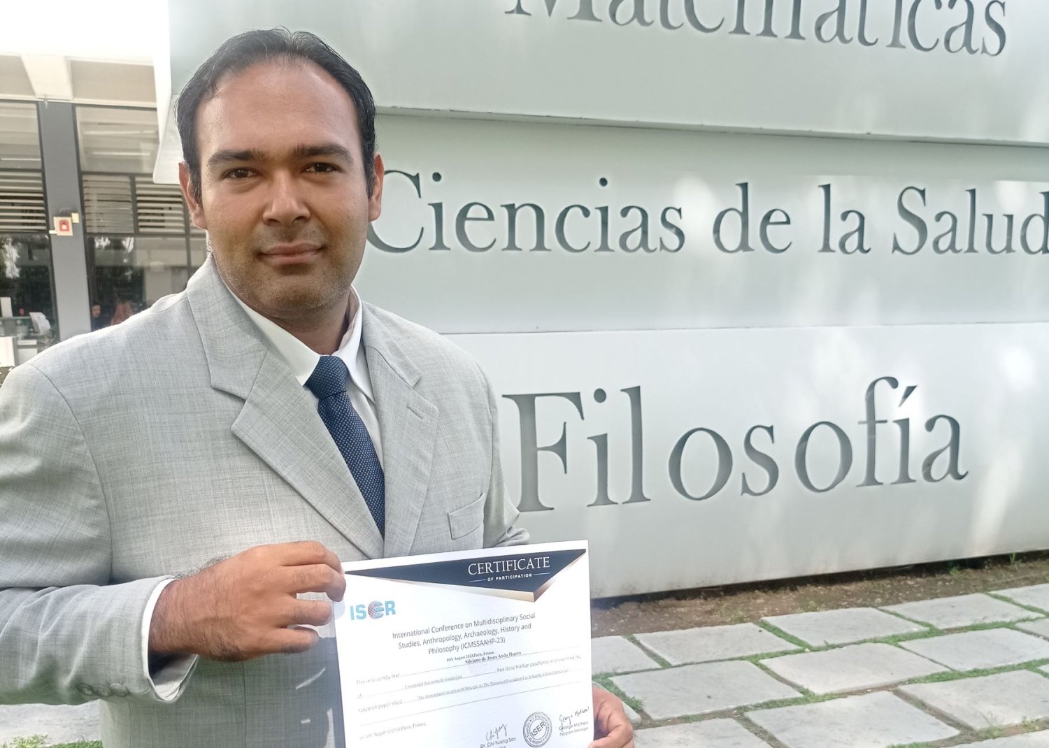 profesor de la uag imparte conferencia de filosofia en universidad francesa