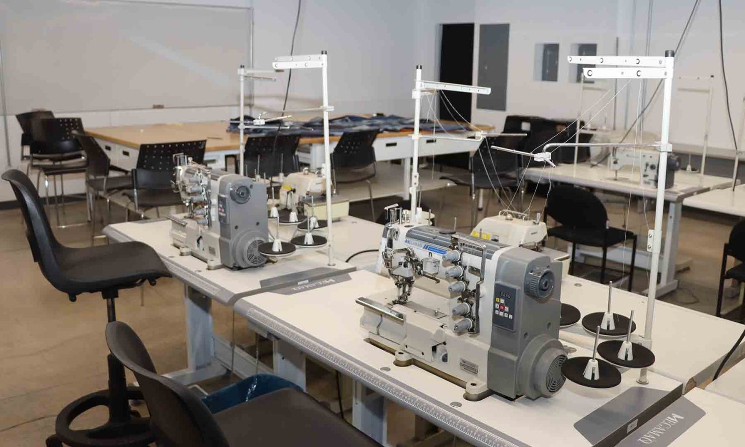 el atelier learning cuenta con 41 maquinas industriales de ultima generacion para el aprendizaje practico