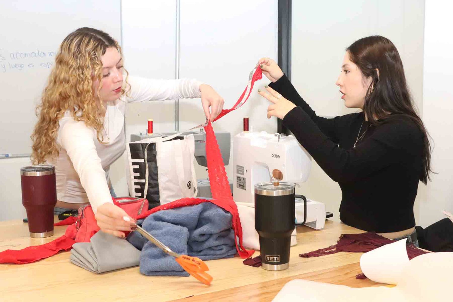 estudiantes de negocios de la moda practican sus habilidades de confeccion en el atelier learning de la uag