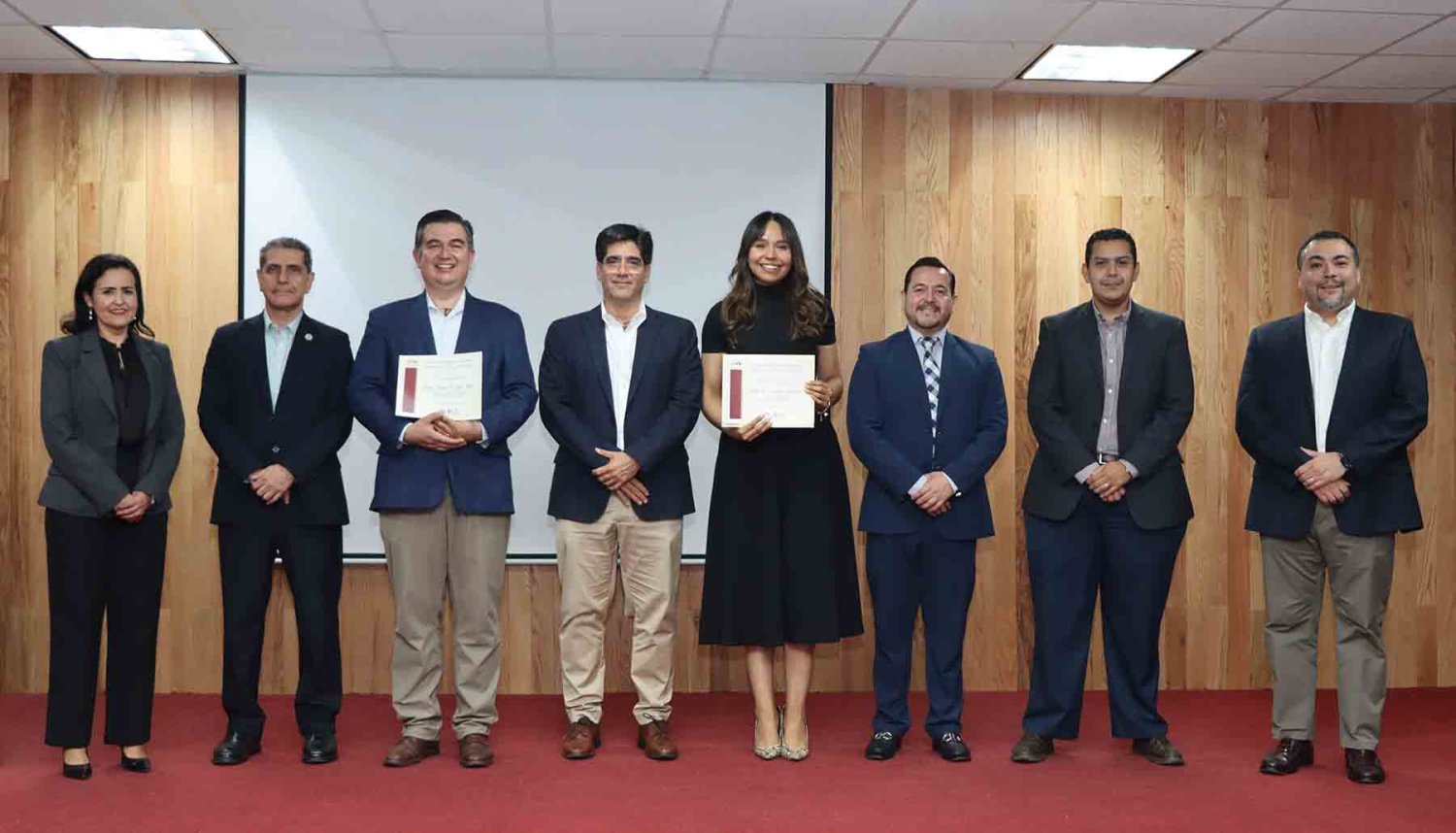 Ganadores de los dos primeros lugares con académicos y jueces del concurso.