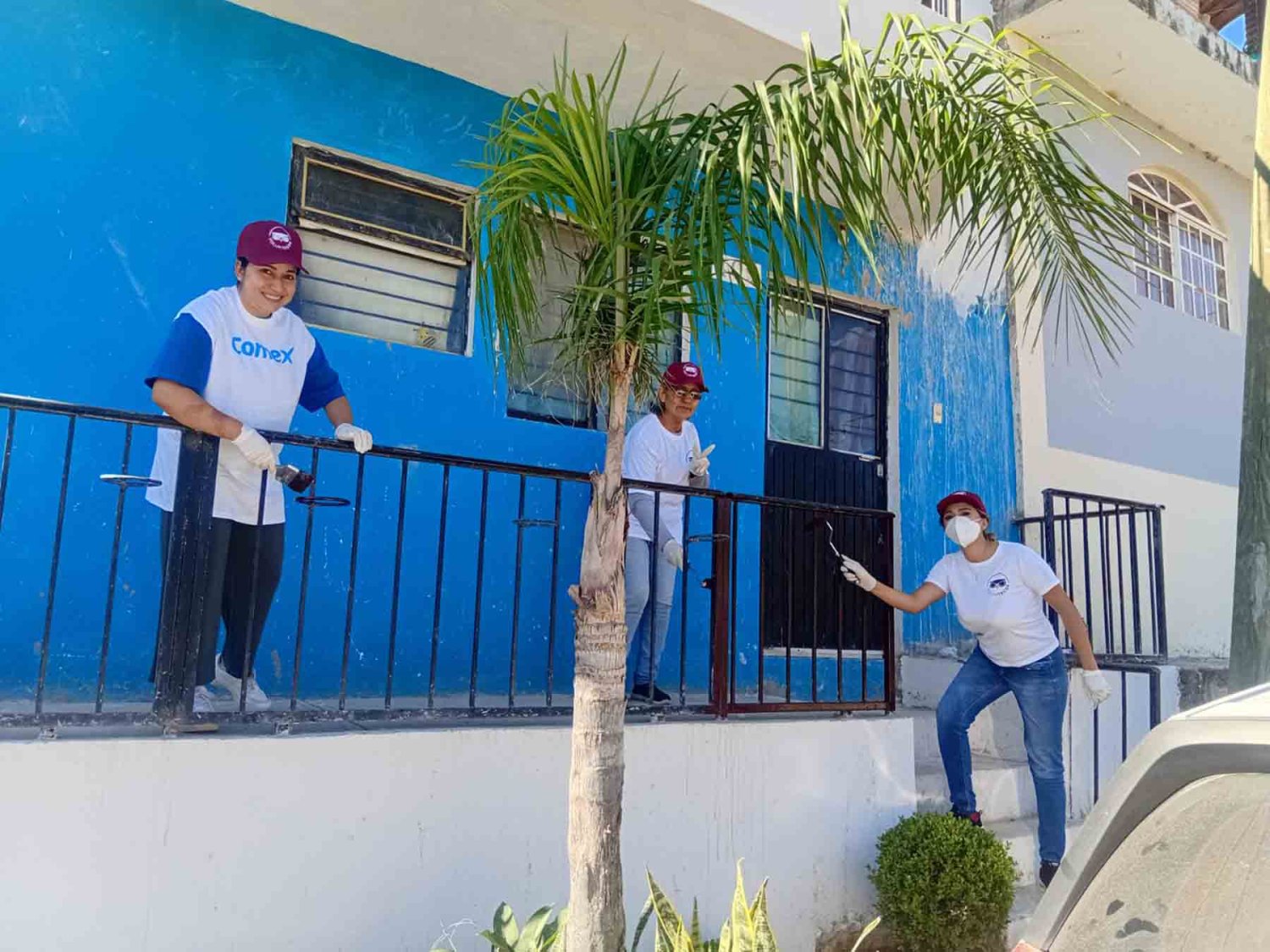 los voluntecos visitaron varias casas para mejorar las fachadas
