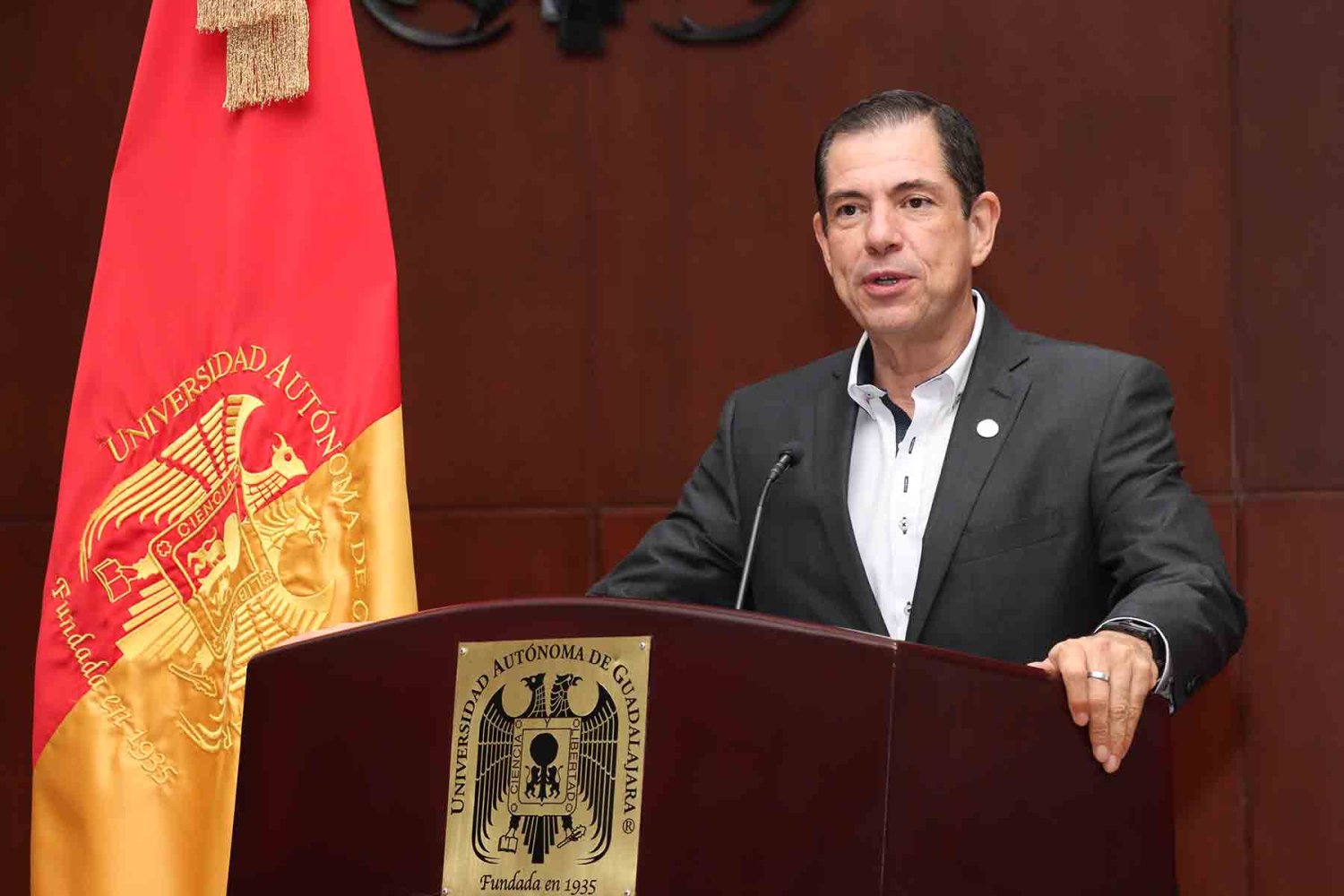 el egresado ha participado como ponente en universidades y colegios de abogados