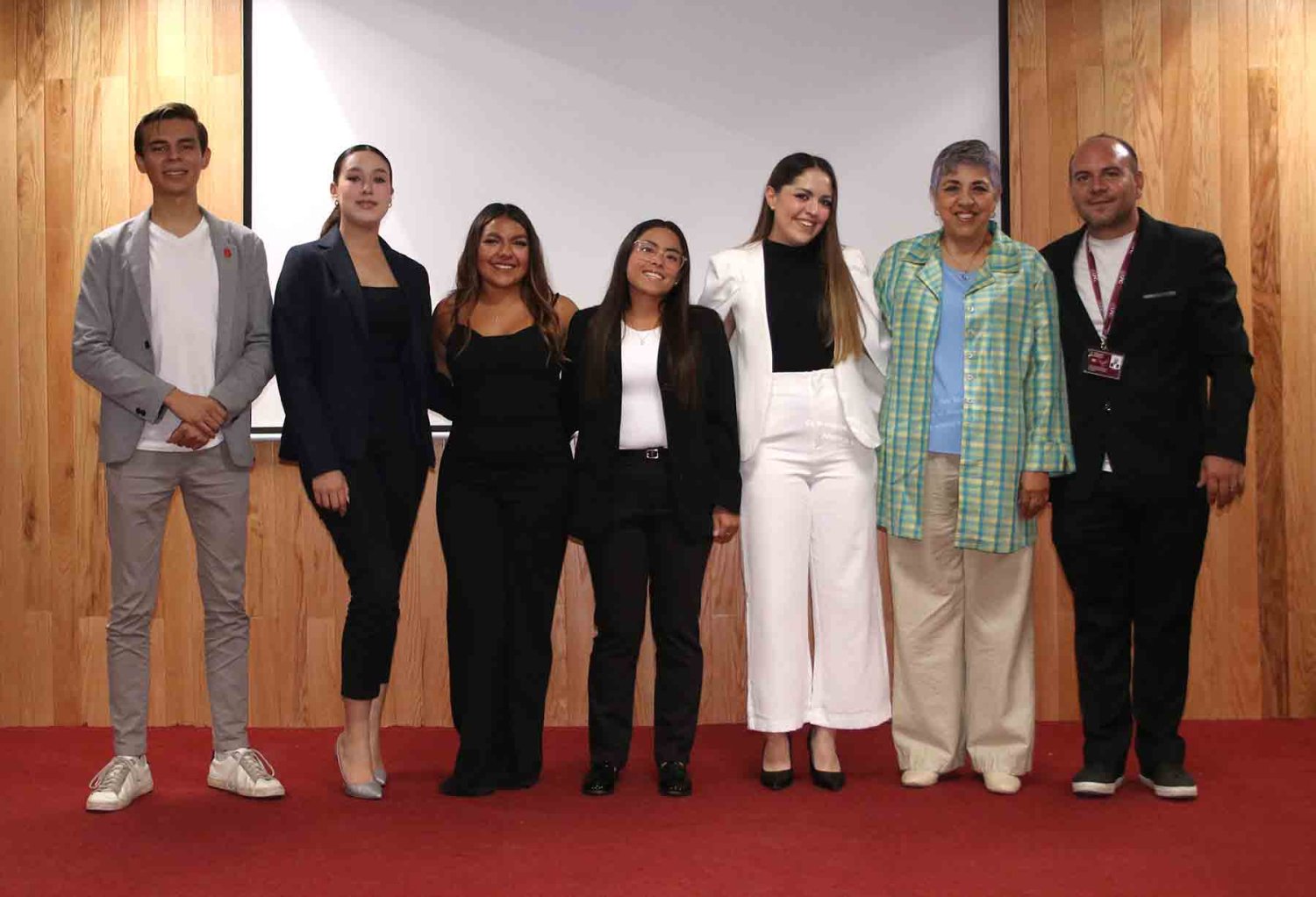 toma protesta el nuevo club de comercio internacional