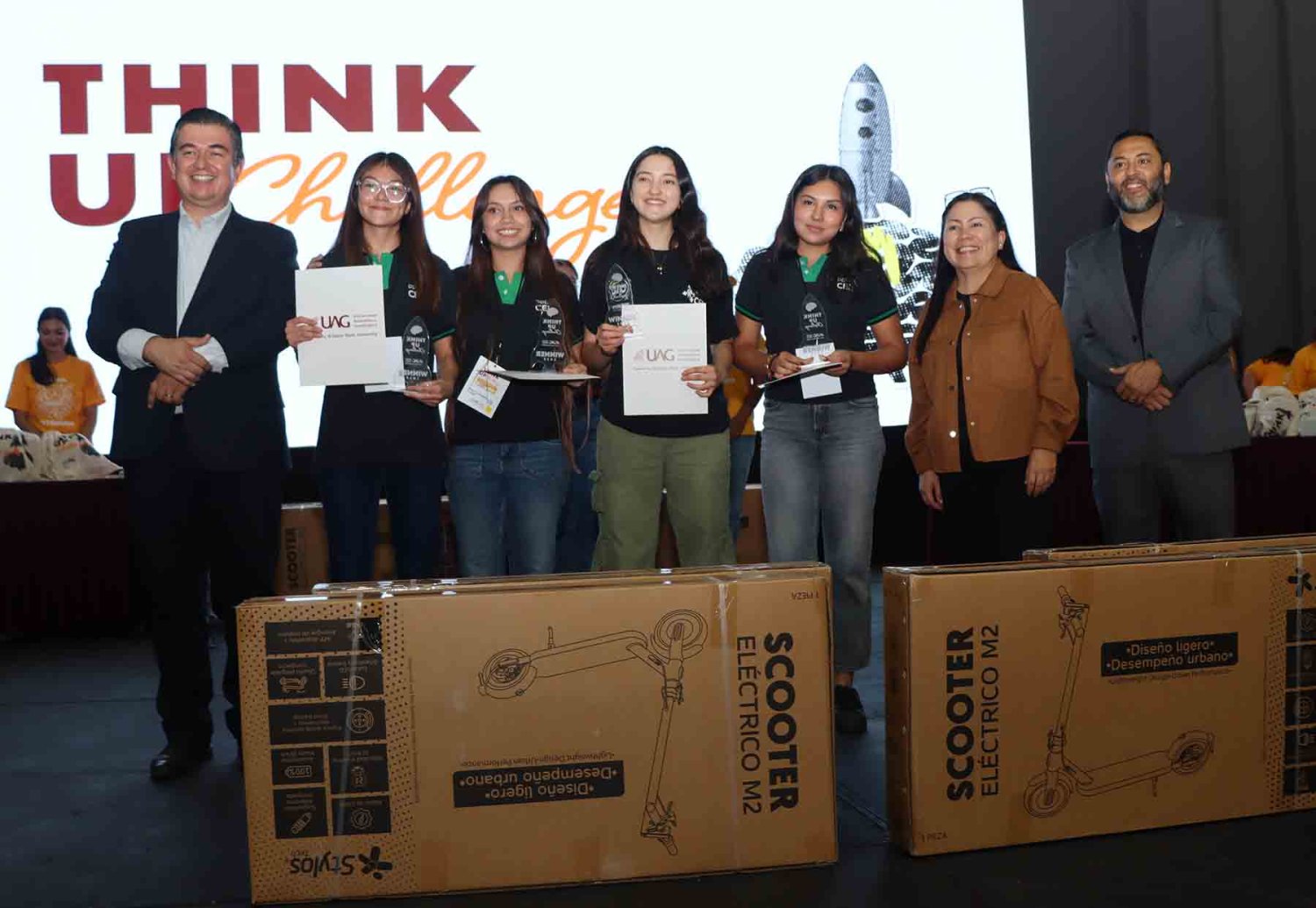 Al final se entregaron regalos a los ganadores de las competencias