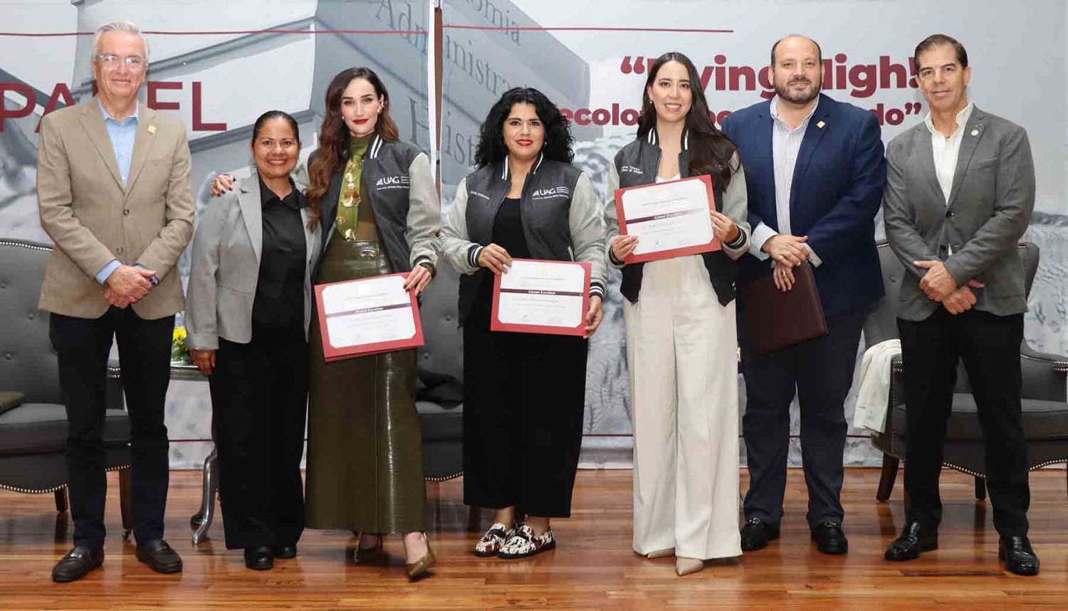 la uag entrego el reconocimiento alumni excelsius a la tres destacadas egresadas en el area de la moda