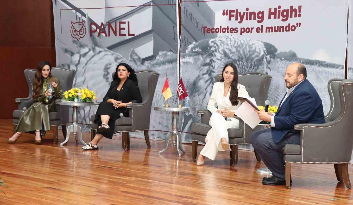 las egresadas compartieron su experiencia profesional en el panel de negocios de la moda