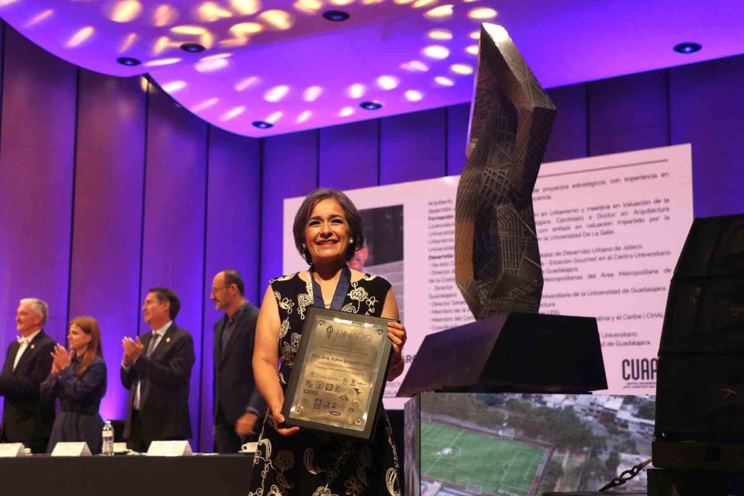 al dra edna urquidi recibio el reconocimiento en el teatro degollado