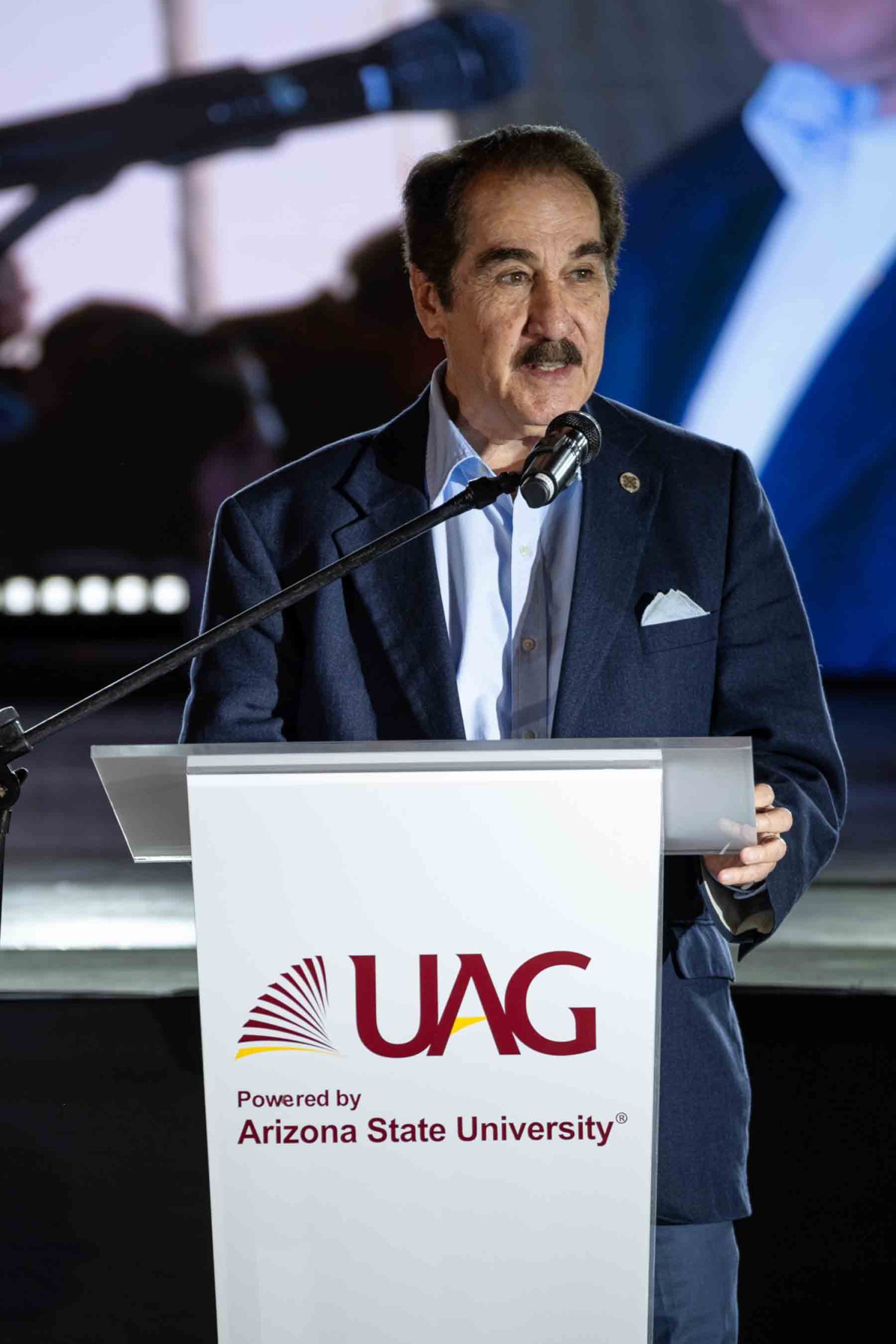 lic antonio leano reyes rector de la uag