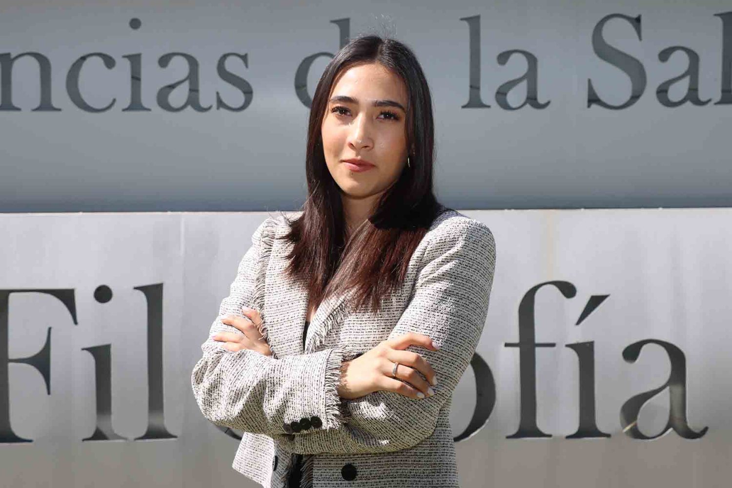 La dra azul mariana hernández atilano tras recibió el premio a la excelencia académica de la amfem