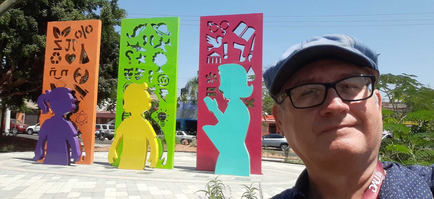 academico de la uag participa en la creacion de la escultura la maestra