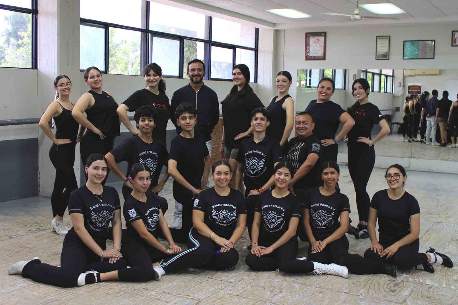 Integrantes del ballet folclórico de la UAG con el invitado