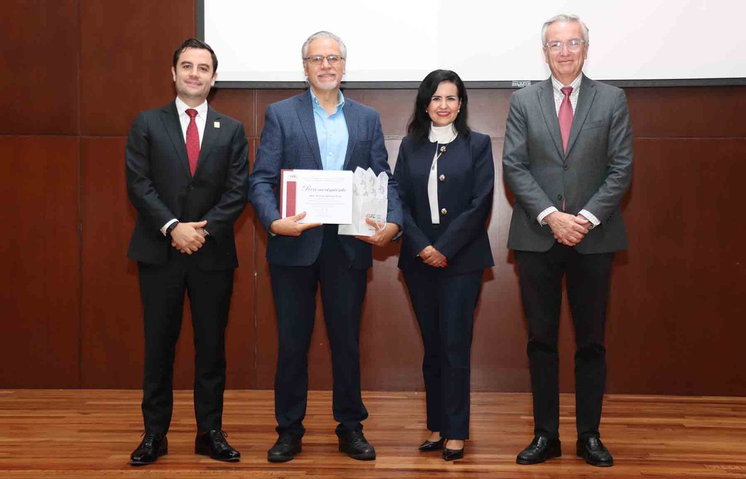 Directivos de la UAG y el conferencista en la bienvenida a los nuevos alumnos de Posgrados.