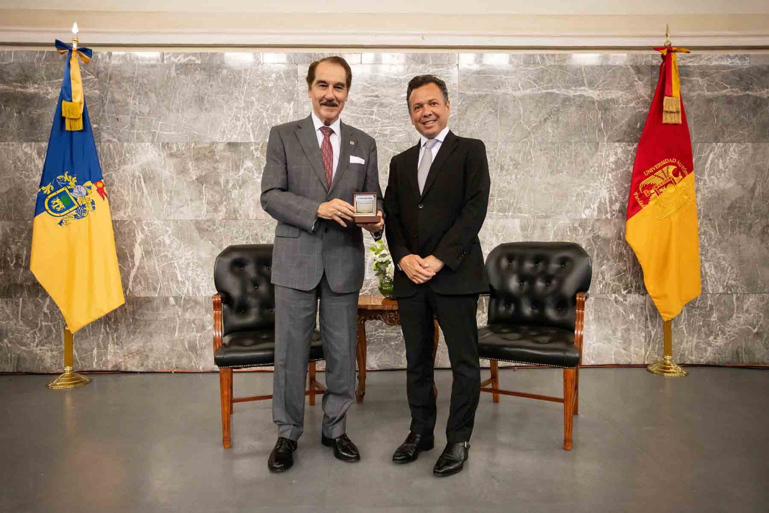 gobierno de jalisco entrega reconocimiento a la uag