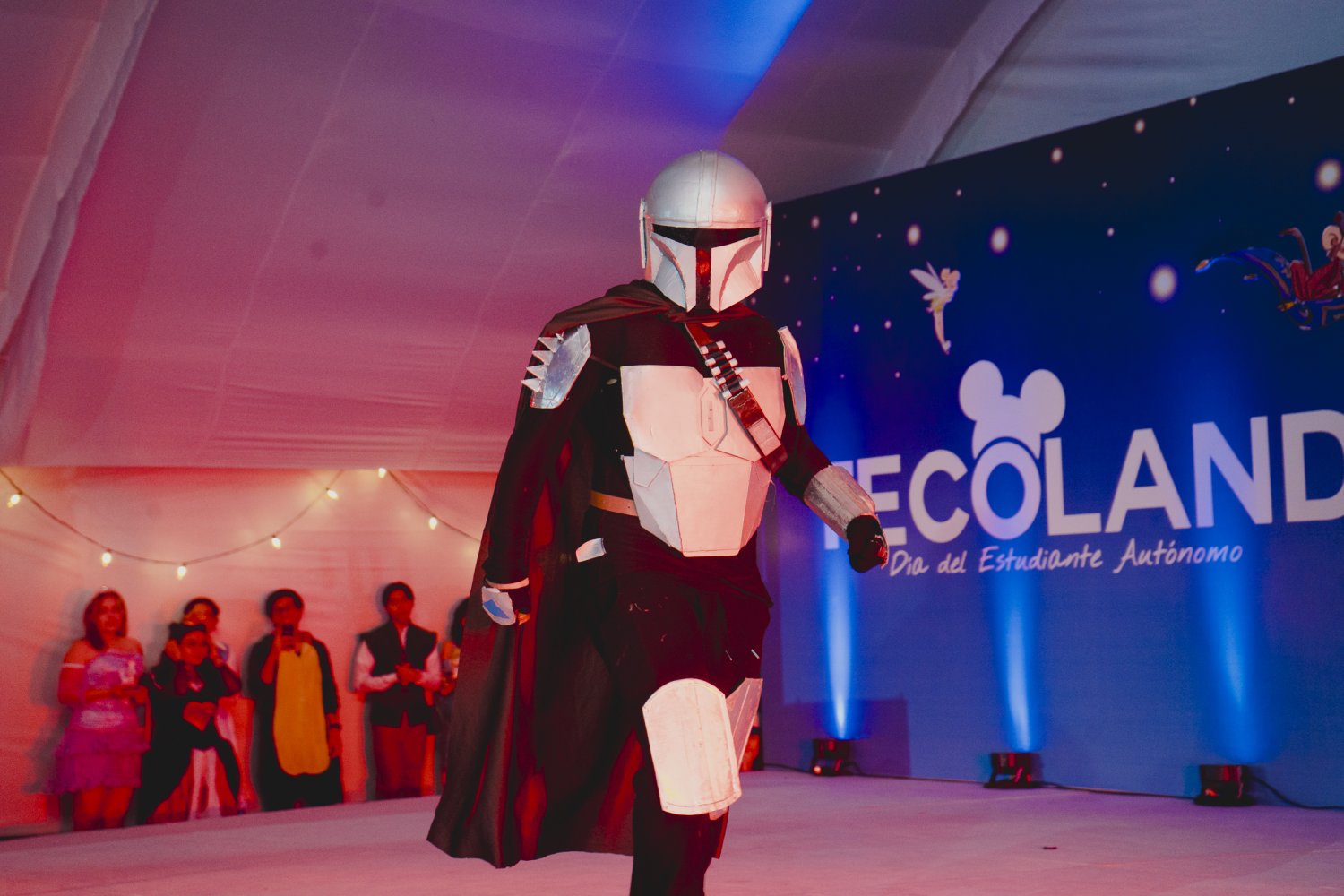 el egresado tiene una destacada trayectoria en el ambito empresarial